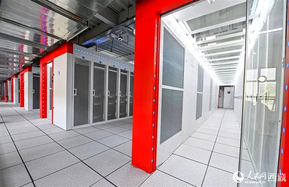 西藏“雅江1號(hào)”人工智能先進(jìn)計(jì)算中心機(jī)房。人民日?qǐng)?bào)記者 鮮敢攝