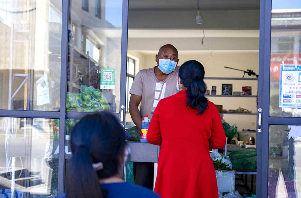 市民們有序排隊(duì)購(gòu)買早餐。人民網(wǎng) 次仁羅布攝