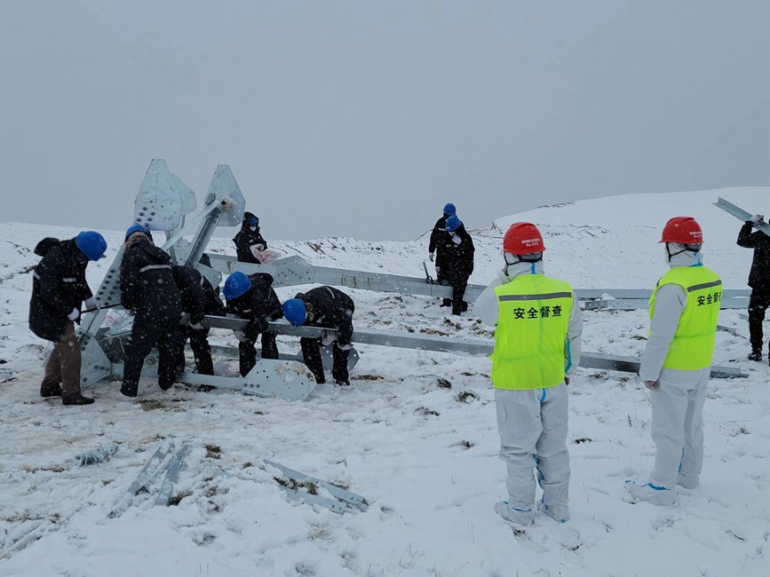 9月13日，電力施工人員正在對(duì)改造工器具進(jìn)行清點(diǎn)和組裝。秦鐘攝