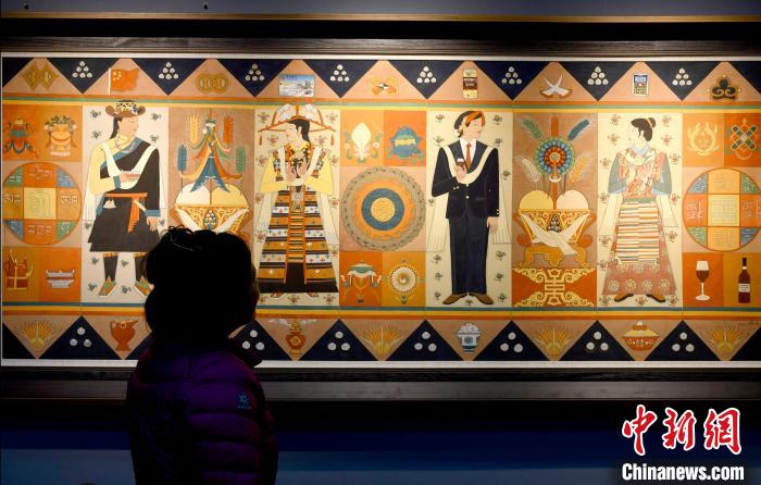 圖為5月16日，觀眾正在欣賞展覽中的新創(chuàng)唐卡作品。　李林 攝