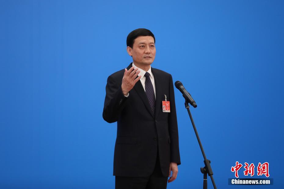 3月8日，第十三屆全國(guó)人民代表大會(huì)第四次會(huì)議舉行第二場(chǎng)“部長(zhǎng)通道”采訪活動(dòng)。圖為中國(guó)工業(yè)和信息化部部長(zhǎng)肖亞慶通過(guò)網(wǎng)絡(luò)視頻方式接受采訪。 <a target='_blank' ><p  align=
