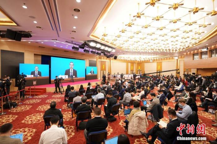 圖為記者在梅地亞中心多功能廳采訪。<a target='_blank' ><p  align=