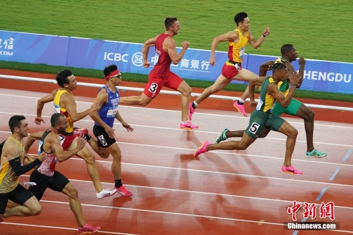 8月2日，第31屆世界大學(xué)生夏季運(yùn)動(dòng)會(huì)男子100米決賽在四川成都舉行，牙買加選手GOLDSON Kadrian dwayne(右一)以10秒04奪得男子百米冠軍。<a target='_blank' href='/'><p  align=