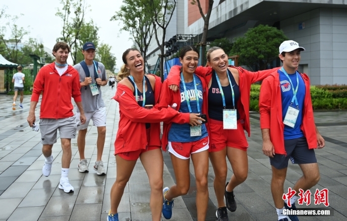 美國運(yùn)動(dòng)員在村內(nèi)開心漫步。<a target='_blank' href='/'><p  align=