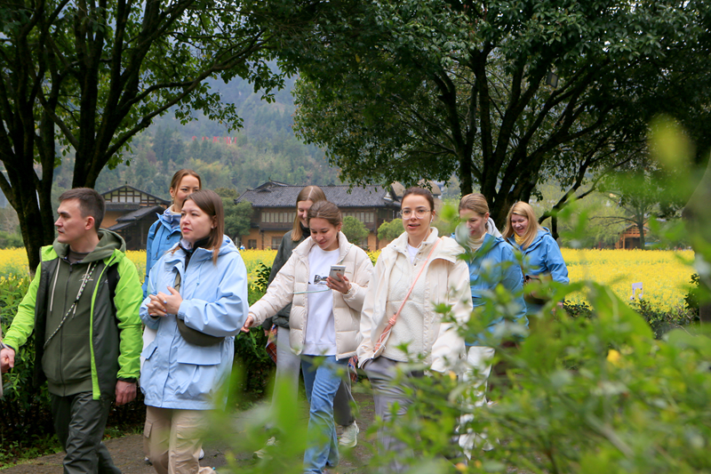 黃龍洞景區(qū)入境游持續(xù)升溫，國際“朋友圈”不斷擴(kuò)容
